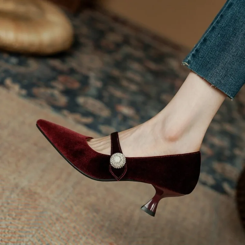 Heels - النبيذ الأحمر أشار تو ماري جين